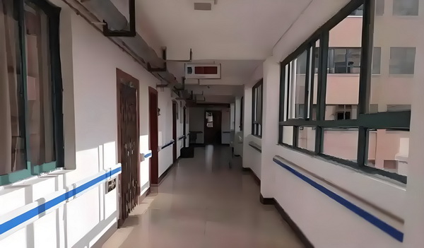 佟丽娅儿子正脸曝光，五官气质超像爸爸
